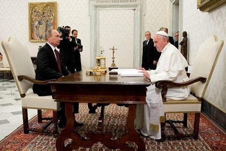 Thế giới năm 2013 qua ảnh (2) - 17 Tổng thống Nga Putin gặp Giáo hoàng Francis tại Vatican ngày 25/11.