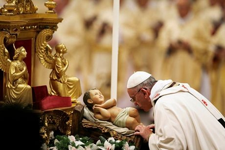 Thế giới năm 2013 qua ảnh (2) - 19 Giáo hoàng Francis hôn tượng em bé Giê-su trong thánh lễ mừng Giáng sinh tại Vatican.