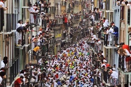 Thế giới năm 2013 qua ảnh (2) - 2 Mọi người đứng đầy trên các ban công để xem lễ hội rò rượt tại Pamplona, Tây Ban Nha.