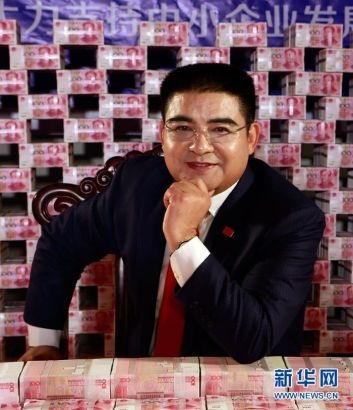 Triệu phú Trung Quốc tài trợ 16 tấn tiền mặt - 3 Ông Chen ngồi giữa căn phòng ngập tiền.