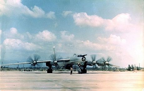 Bí mật về căn cứ của "sát thủ Biển Đông" Kilo Hà Nội - 3 Máy bay ném bom chiến lược của Nga ở căn cứ Cam Ranh.