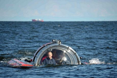 Thế giới năm 2013 qua ảnh (2) - 3 Tổng thống Nga Vladimir Putin đi tàu lặn để thám hiểm đáy biển Baltic hôm 15/7.