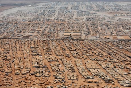 Thế giới năm 2013 qua ảnh (2) - 4 Trại tị nạn Zaatari gần thành phố Mafraq, Jordan nhìn từ trên cao.