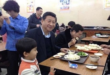 Chủ tịch Trung Quốc xếp hàng mua bánh bao - 4 Ông Tập trò chuyện vui vẻ với mọi người trong quán ăn.