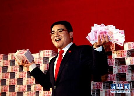 Triệu phú Trung Quốc tài trợ 16 tấn tiền mặt - 4 Ông Chen ngồi giữa căn phòng ngập tiền.