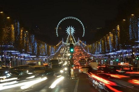 Đại lộ Champs Elysees ở thủ đô Paris, Pháp lung linh về đêm trước lễ Giáng sinh.