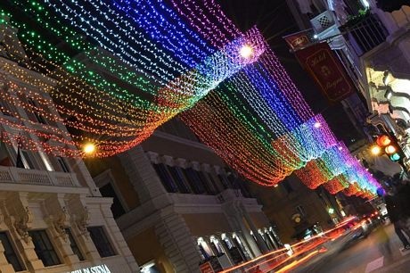Một trong những con phố mua sắm chính ở Rome rực rỡ ánh đèn màu.