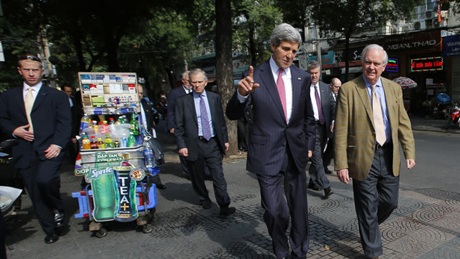 Ngoại trưởng Mỹ John Kerry và Việt Nam - 14 Ông Kerry trong chuyến thăm đồng bằng sông Cửu Long tháng11/1992.