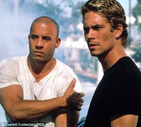 Tài tử Mỹ chết trong tai nạn ô tô thảm khốc - 4 Walker (phải) và bạn diễn trong phim Fast & Furious năm 2001.