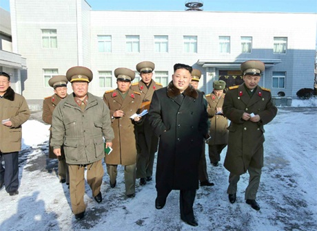 Ông Kim Jong-un thị sát viện quân sự sau vụ tử hình chú dượng - 1 Ông Kim Jong-un cùng các quan chức thị sát Viện Thiết kế.