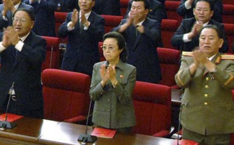 Cô ông Kim Jong-un bình an vô sự sau vụ chồng bị xử tử - 1 Bà Kim Kyoung-hui (giữa) là cô ruột của nhà lãnh đạo Kim Jong-un.