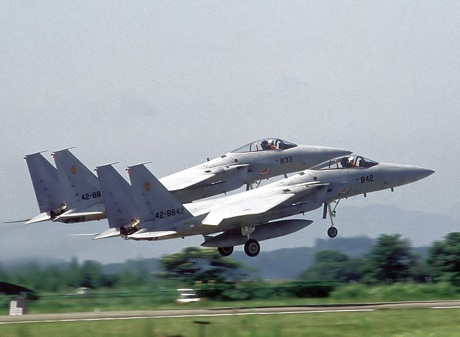 "So găng" các chiến đấu cơ ở Đông Bắc Á - 2 Chiến đấu cơ F-15J của Nhật Bản.
