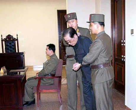 Jang Song-thaek: Hành trình từ người chú quyền lực tới "kẻ cặn bã" - 3 Ông Jang từng thường xuyên xuất hiện trước công chúng cùng người cháu Kim Jong-un.