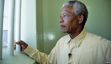 Nelson Mandela - một đời vì nhân loại - 3 Ông Mandela đã vài lần trở lại thăm nhà tù trên đảo Robben kể từ khi được trả tự do.