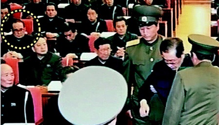 Rộ đồn đoán làn sóng đào tẩu sau vụ phế truất chú ông Kim Jong-un - 2 Người được tin là ông Ri Su-yong (ô tròn) đã chứng kiến cảnh ông Jang bị bắt.