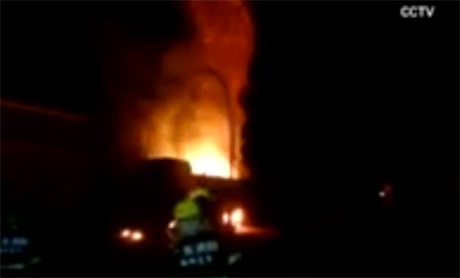 Trung Quốc: Xe chở 8 tấn pháo hoa phát nổ giữa phố - 1 Đài truyền hình