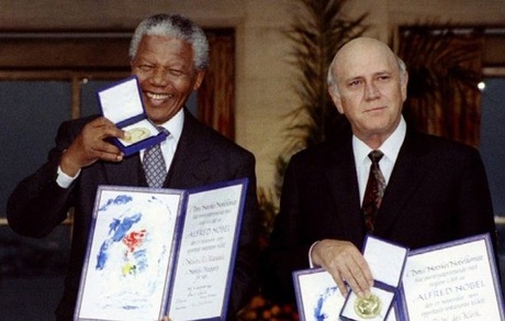 Nelson Mandela - một đời vì nhân loại - 5 Ông Mandela nhận giải Nobel Hòa Bình năm 1993 cùng cựu Tổng thống Nam Phi FW de Klerk.