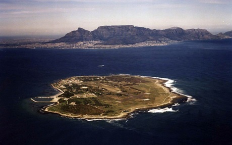Nelson Mandela - một đời vì nhân loại - 2 Hòn đảo Robben ngoài khơi Cape Town, nơi Mandela bị giam 18 năm trong 27 năm ngồi tù.