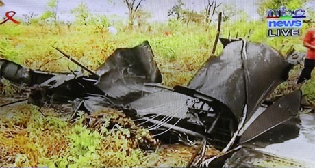 Máy bay chở 33 người bị rơi, không ai sống sót - 1 Chiếc máy bay bị cháy rụi tại hiện trường.