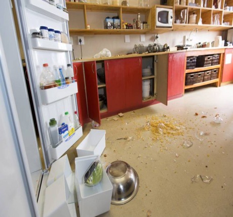 “Đạo chích” khỉ đột nhập nhà dân chôm đồ - 4 Hiện trường tan hoang sau khi bị đàn khỉ đột nhập.