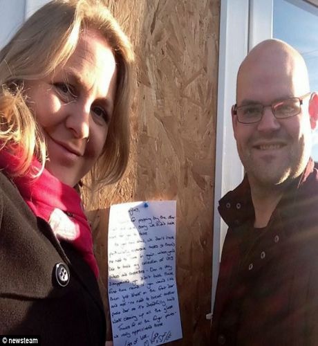 Vợ chồng Kate Barrett, 36 tuổi và Dan Owens.