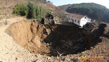 "Hố địa ngục" nuốt chửng 12 ngôi nhà tại Trung Quốc - 1 Hố địa ngục nuốt chửng 12 ngôi nhà tại Trung Quốc