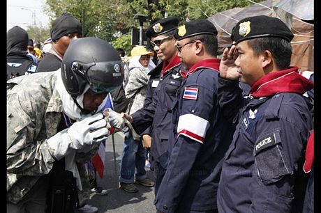 Người biểu tình Thái Lan ôm hôn cảnh sát sau đối đầu