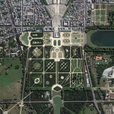 Ảnh trái đất chụp từ vệ tinh đẹp nhất năm 2013 - 11 Cung điện Versailles rộng lớn ở thủ đô Paris của Pháp.