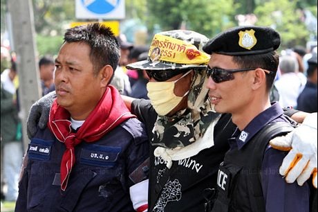 Người biểu tình Thái Lan ôm hôn cảnh sát sau đối đầu