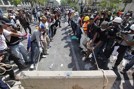 Người biểu tình Thái Lan ôm hôn cảnh sát sau đối đầu