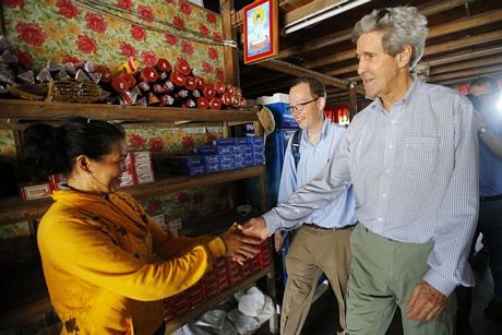 Ngoại trưởng Mỹ John Kerry và Việt Nam - 16 Ông Kerry bắt tay một phụ nữ Việt Nam khi vào thăm một cửa hàng tạp phẩm ở cà mau.