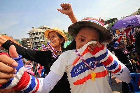 Người biểu tình Thái Lan ôm hôn cảnh sát sau đối đầu