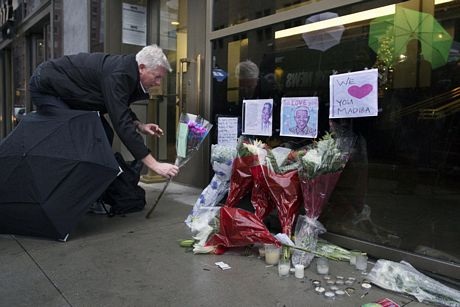 Một tấm biển lớn tưởng nhớ Mandela tại New York, Mỹ.