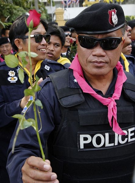 Người biểu tình Thái Lan ôm hôn cảnh sát sau đối đầu