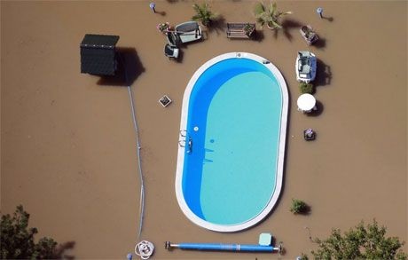 Trăng tròn to khác thường trong hiện tượng siêu trăng hiếm gặp gần đền Soseidon ở Hy Lạp.