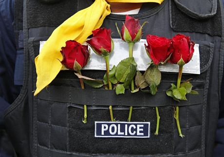 Người biểu tình Thái Lan ôm hôn cảnh sát sau đối đầu