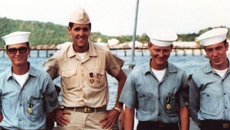 Ngoại trưởng Mỹ John Kerry và Việt Nam - 2 Ông Kerry chụp ảnh cùng các thủy thủ Mỹ ở miền nam Việt Nam năm 1969.