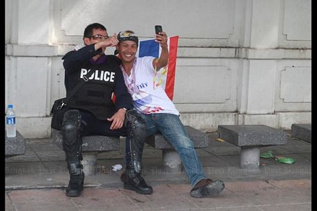 Người biểu tình Thái Lan ôm hôn cảnh sát sau đối đầu