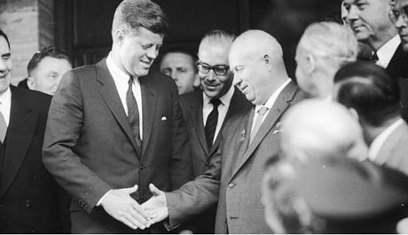 Những cái bắt tay đi vào lịch sử thế giới