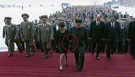 Đệ nhất phu nhân Triều Tiên tay trong tay bên ông Kim Jong-un - 2 Bà Ri Sol-ju tay trong tay cùng chồng bước vào Cung điện Mặt trời Kusumsan.