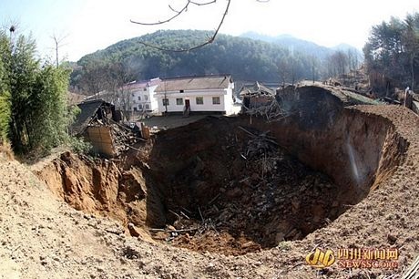 "Hố địa ngục" nuốt chửng 12 ngôi nhà tại Trung Quốc - 2 Hố địa ngục nuốt chửng 12 ngôi nhà tại Trung Quốc