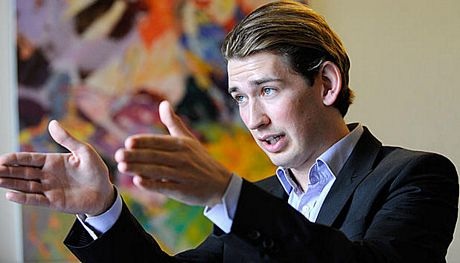 Từ 2010-2011, Kurz là thành viên hội đồng thành phố Vienna.