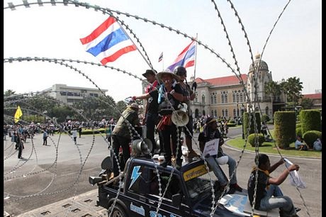 Người biểu tình Thái Lan ôm hôn cảnh sát sau đối đầu