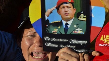 Một phụ nữ khóc thương cố Tổng thống Venezuela Hugo Chavez trong lễ tang ông hồi tháng 3.