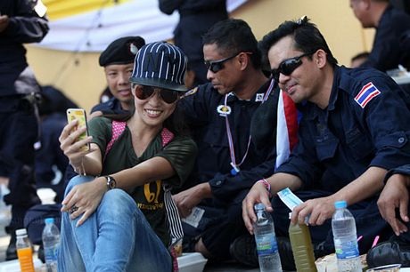 Người biểu tình Thái Lan ôm hôn cảnh sát sau đối đầu