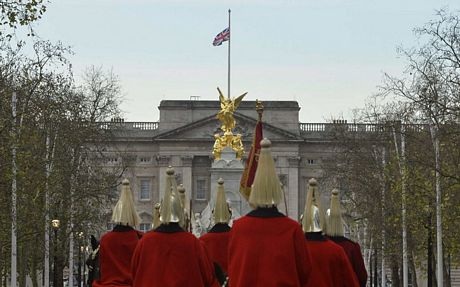 Cờ rủ được treo tại Cung điện Buckingham ở London để tưởng nhớ cựu Tổng thống Nam Phi.