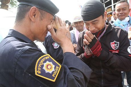 Người biểu tình Thái Lan ôm hôn cảnh sát sau đối đầu