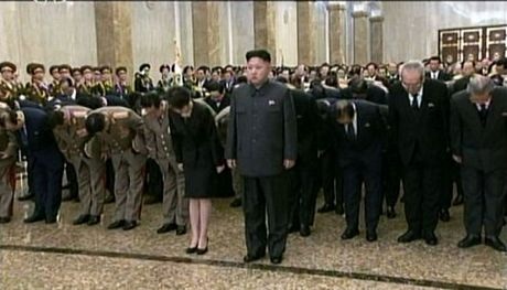 Đệ nhất phu nhân Triều Tiên tay trong tay bên ông Kim Jong-un - 5 Bà Ri Sol-ju tay trong tay cùng chồng bước vào Cung điện Mặt trời Kusumsan.