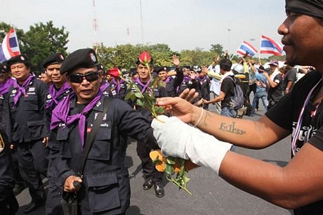 Người biểu tình Thái Lan ôm hôn cảnh sát sau đối đầu