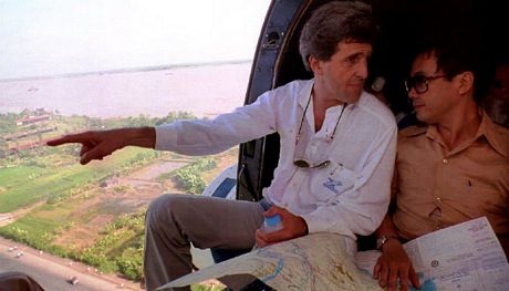 Ngoại trưởng Mỹ John Kerry và Việt Nam - 11 Ông Kerry trong chuyến thăm đồng bằng sông Cửu Long tháng11/1992.